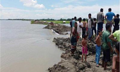 দাকোপে বেড়িবাঁধ নদীতে বিলীন, দুই শতাধিক পরিবার পানিবন্দি