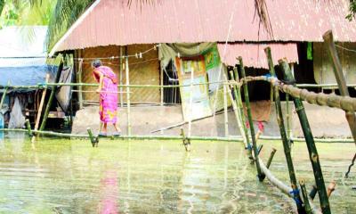 চাহিদার তুলনায় নেই পর্যাপ্ত ত্রাণ অনাহারে পানিবন্দি মানুষ