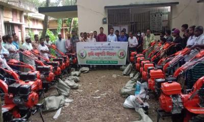 তাড়াইলে কৃষকদের মধ্যে গার্ডেন ট্রিলার বিতরণ 