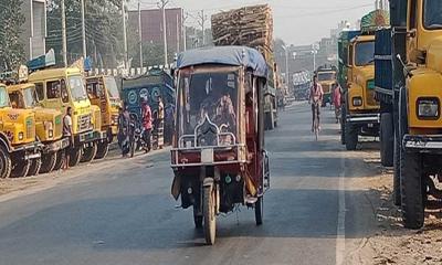 কালীগঞ্জ সড়কের পাশে পার্কিংয়ে জনদুর্ভোগ 