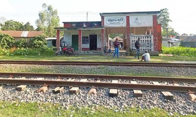 রাজারহাটে ঝুঁকিপূর্ণ রেলস্টেশনে চলছে কার্যক্রম 