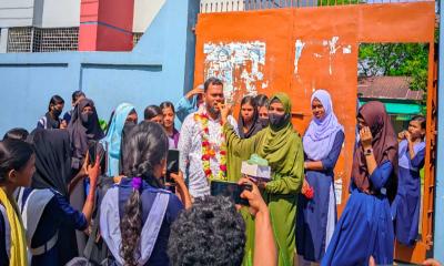 মধ্যনগরে বালিকা বিদ্যালয়ের শ্রেণিকক্ষে ফিরলেন দুই শিক্ষক