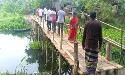 মুকসুদপুরে লক্ষাধিক টাকা ব্যয়ে কাঠের ব্রিজ নির্মাণ 