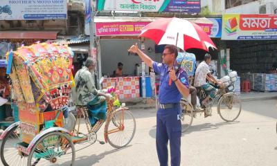 তীব্র দাবদাহেও দায়িত্বে অবিচল ট্রাফিক পুলিশ