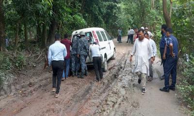 সন্দ্বীপে গাছুয়া ঘাট সড়কে গর্ত ও খানাখন্দক ভোগান্তি চরমে