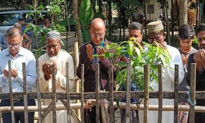 পীরগঞ্জে আবু সাঈদের কবর জিয়ারত করেন রংপুরের বিভাগীয় কমিশনার