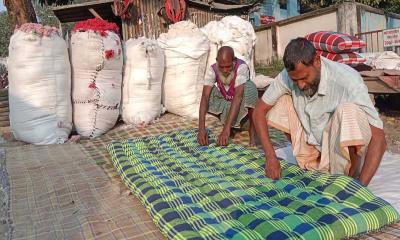 কুড়িগ্রামে লেপ-তোষক তৈরিতে ব্যস্ত কারিগররা