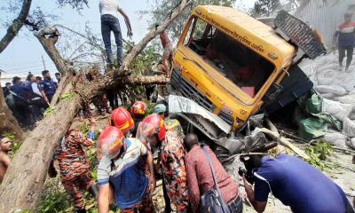 ঝালকাঠিতে ট্রাক-প্রাইভেটকার-অটোরিকশার সংঘর্ষে নিহত ১২ 