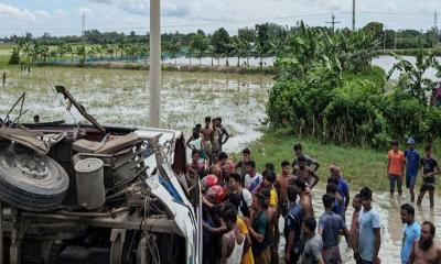 সড়কে ঝরল বাবা-ছেলেসহ সাত প্রাণ