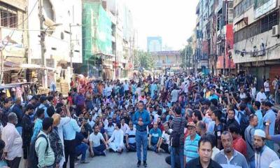 আ.লীগ কার্যালয়ের সামনে বিএনপি নেতাকর্মীদের অবস্থান