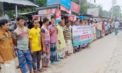 অটোরিক্সা স্ট্যান্ড উচ্ছেদ করে হাটসেড নির্মাণ বন্ধের দাবিতে মানববন্ধন