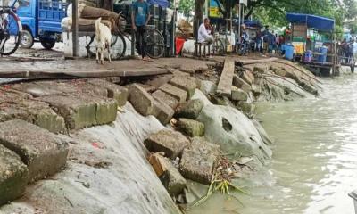 বিধ্বস্তের পথে শহর রক্ষা বাঁধ