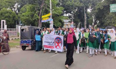 চুয়াডাঙ্গায় অভিযুক্ত শিক্ষকের শাস্তির দাবিতে বিক্ষোভ 