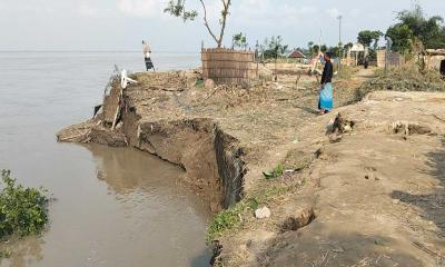 পদ্মার ভাঙন কেড়ে নিচ্ছে গোয়ালন্দবাসীর রাতের ঘুম