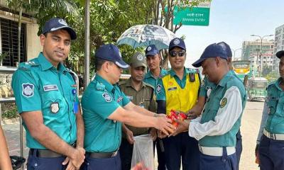 ট্রাফিক সদস্যদের ছাতা-স্যালাইন-জুস-শরবত দিলেন আইজিপি