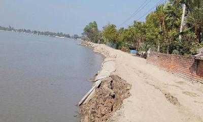 সাতক্ষীরায় ইছামতীর বেড়িবাঁধ ভাঙনে আতঙ্কে তীরবর্তী এলাকাবাসী 