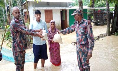 মাটিরাঙ্গায় বন্যায় ক্ষতিগ্রস্ত পরিবারের মধ্যে খাদ্যসামগ্রী বিতরণ 