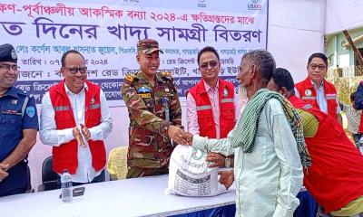 খাগড়াছড়িতে বন্যায় ক্ষতিগ্রস্তদের মধ্যে খাদ্যসামগ্রী বিতরণ