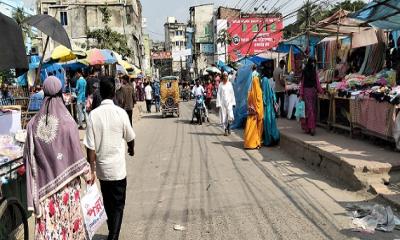 Hawkers occupy full bridge