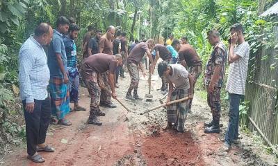 রৌমারীতে বিজিবি-ছাত্রসমাজ ও গ্রামবাসীর উদ্যোগে রাস্তা সংস্কার