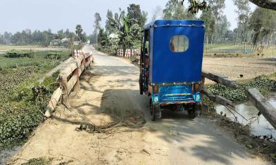 মেলান্দহে সেতুতে গর্ত ঝুঁকি নিয়ে যান চলাচল  