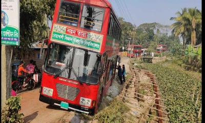 দুর্ঘটনার কবলে নোবিপ্রবির শিক্ষার্থীবাহী বাস