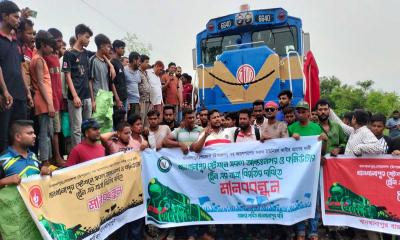 রাজবাড়ীর খানখানাপুরে ট্রেন থামিয়ে যাত্রা বিরতির দাবি