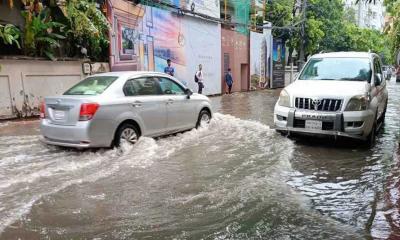 দেড় ঘণ্টার বৃষ্টিতে রাজধানীর বিভিন্ন এলাকায় জলাবদ্ধতা, দুর্ভোগ