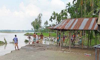 এবার ভাঙলে বসতবাড়ি পথে বসব আমি