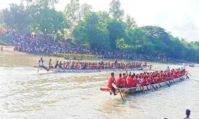 সরিষাবাড়ীতে নৌকা বাইচ দেখতে হাজারো মানুষের ভিড়