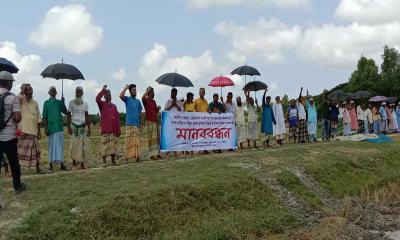 তালতলীতে তিন ফসলি জমি অধিগ্রহণের প্রতিবাদে মানববন্ধন