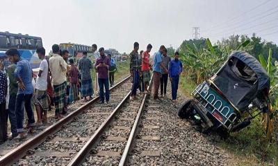 কুমিল্লায় ট্রেনের ধাক্কায় অটোরিকশার ৫ যাত্রী নিহত