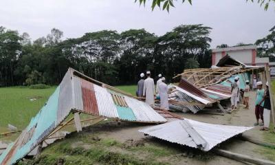 বাউফলে ১০ মিনিটের ঘূর্ণিঝড়ে শতাধিক ঘরবাড়ি বিধ্বস্ত  