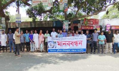 সাংবাদিকের ওপর হামলার প্রতিবাদে দৌলতপুরে মানববন্ধন