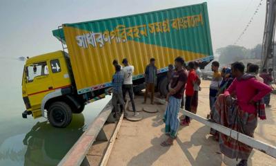 কার্ভাডভ্যান নিয়ন্ত্রণ হারিয়ে পল্টনে আটকার ১০ ঘণ্টা পর উদ্ধার 