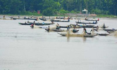 বালু ভরাটে নাব্য হারাচ্ছে হালদা নদী