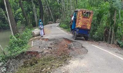 কাউখালী-নিলতী-পিরোজপুর সংক্ষিপ্ত সড়কটি ভেঙে খালে চলাচল বন্ধ