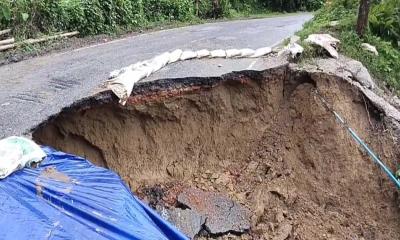 কাপ্তাইয়ের বড়ইছড়ি-ঘাগড়া সড়ক ধসে যানচলাচল বন্ধ 