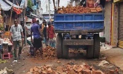 মঠবাড়িয়ায় পৌরসভার প্রধান সড়ক সংস্কারে নিম্নমানের ইট ব্যবহার