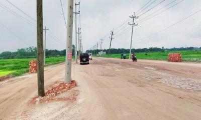 বিদ্যুতের খুঁটিতে আটকা আঞ্চলিক দুই মহাসড়কের কাজ, দুর্ভোগ-ভোগান্তি