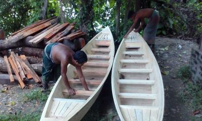 বর্ষা মৌসুমের নবাবগঞ্জে কোষা নৌকা তৈরির হিরিক