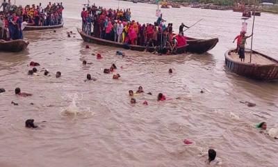 মোংলায় ৬০ যাত্রী নিয়ে নৌকাডুবি