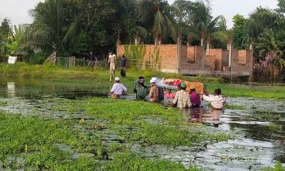 সাতক্ষীরার গোপিনাথপুরে জলাবদ্ধতায় কবরস্থানে কাঠের বক্সে দাফন